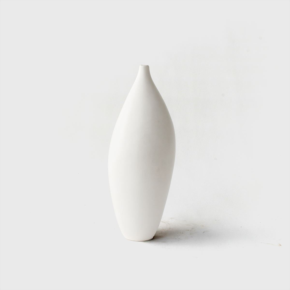 mordne  white
vase