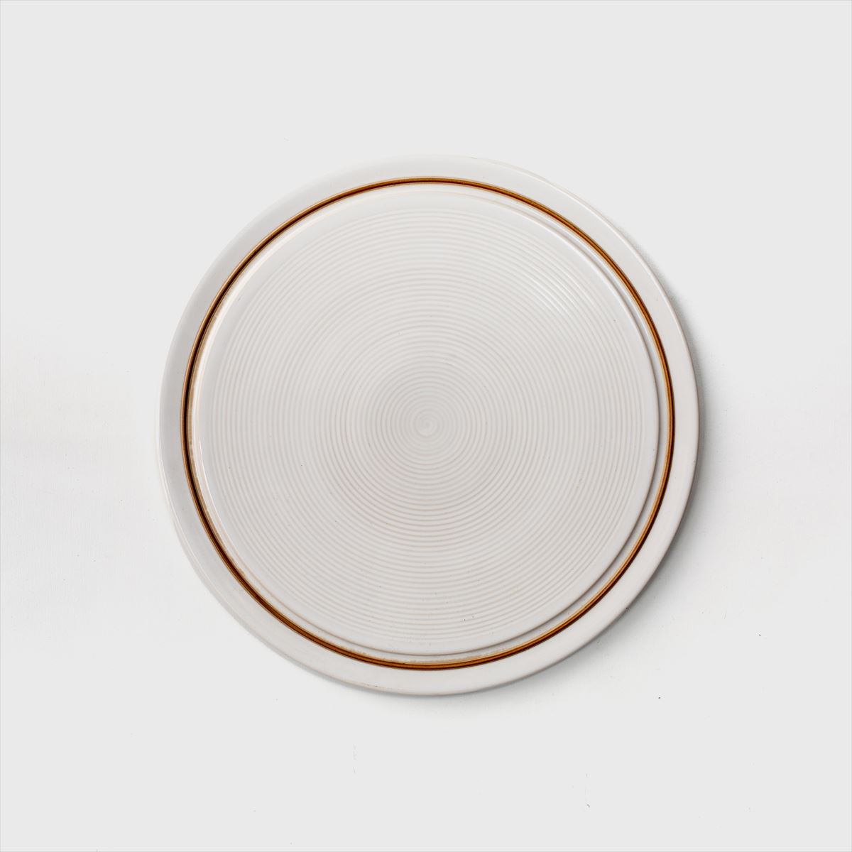 white line round plate