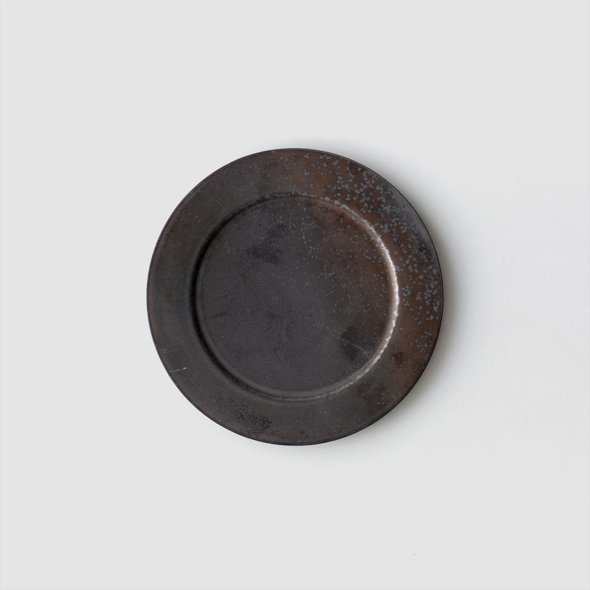 black round plate