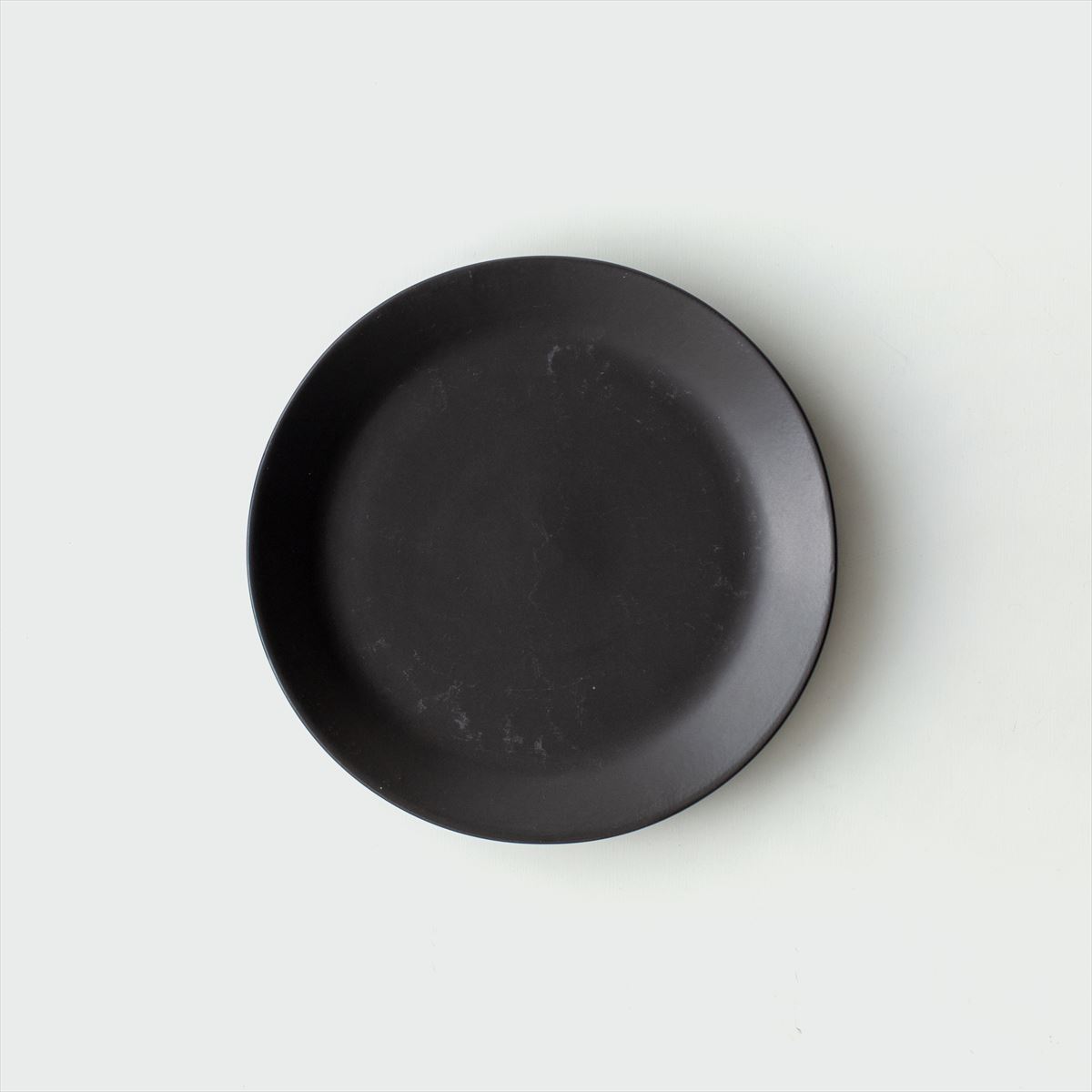 black round plate