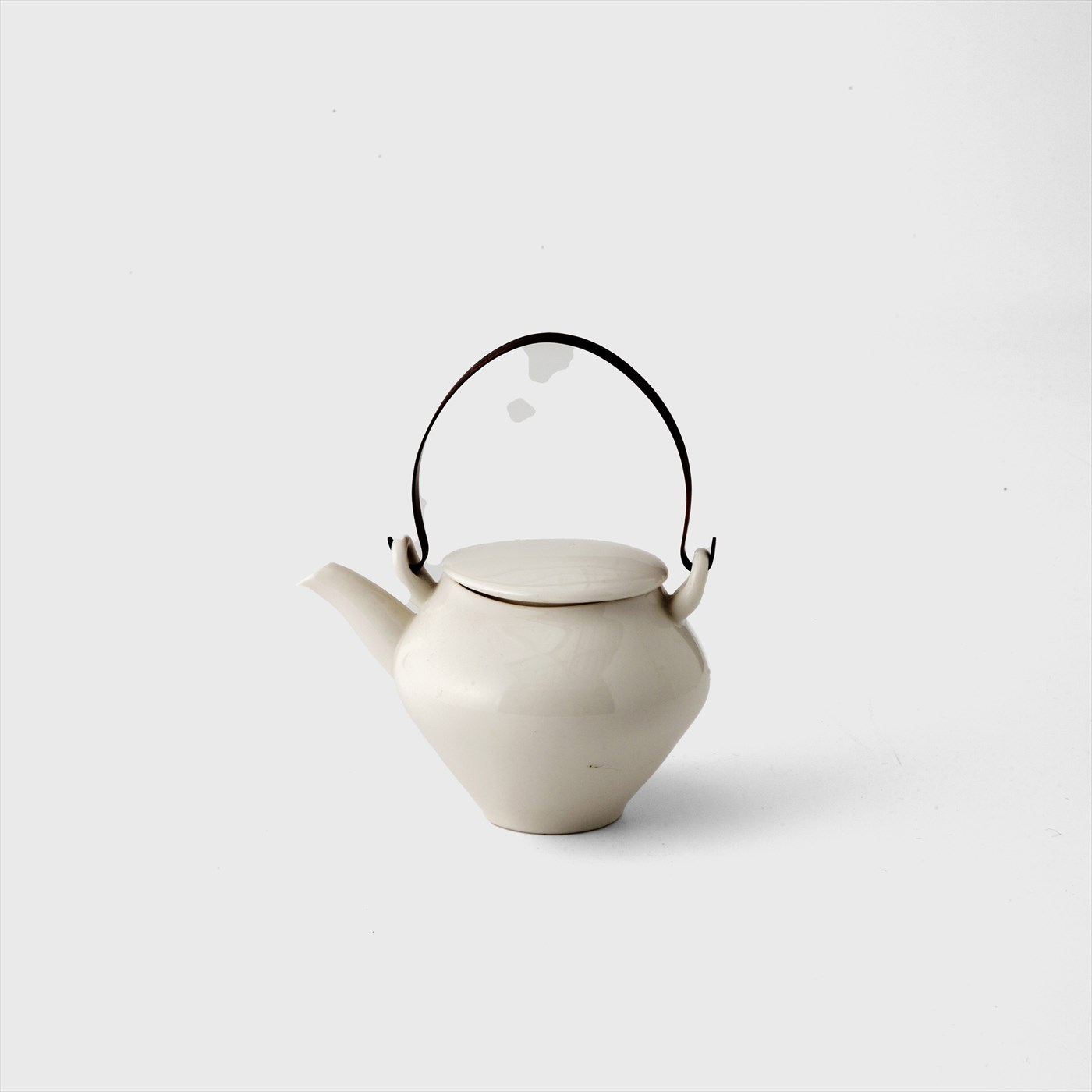 white tea pot