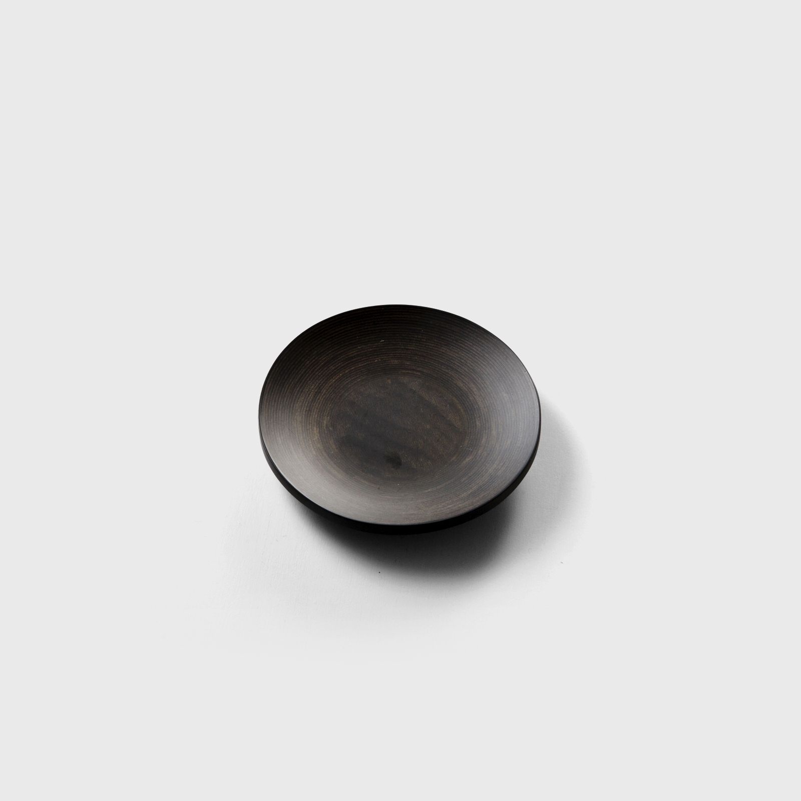 和皿 black round plate