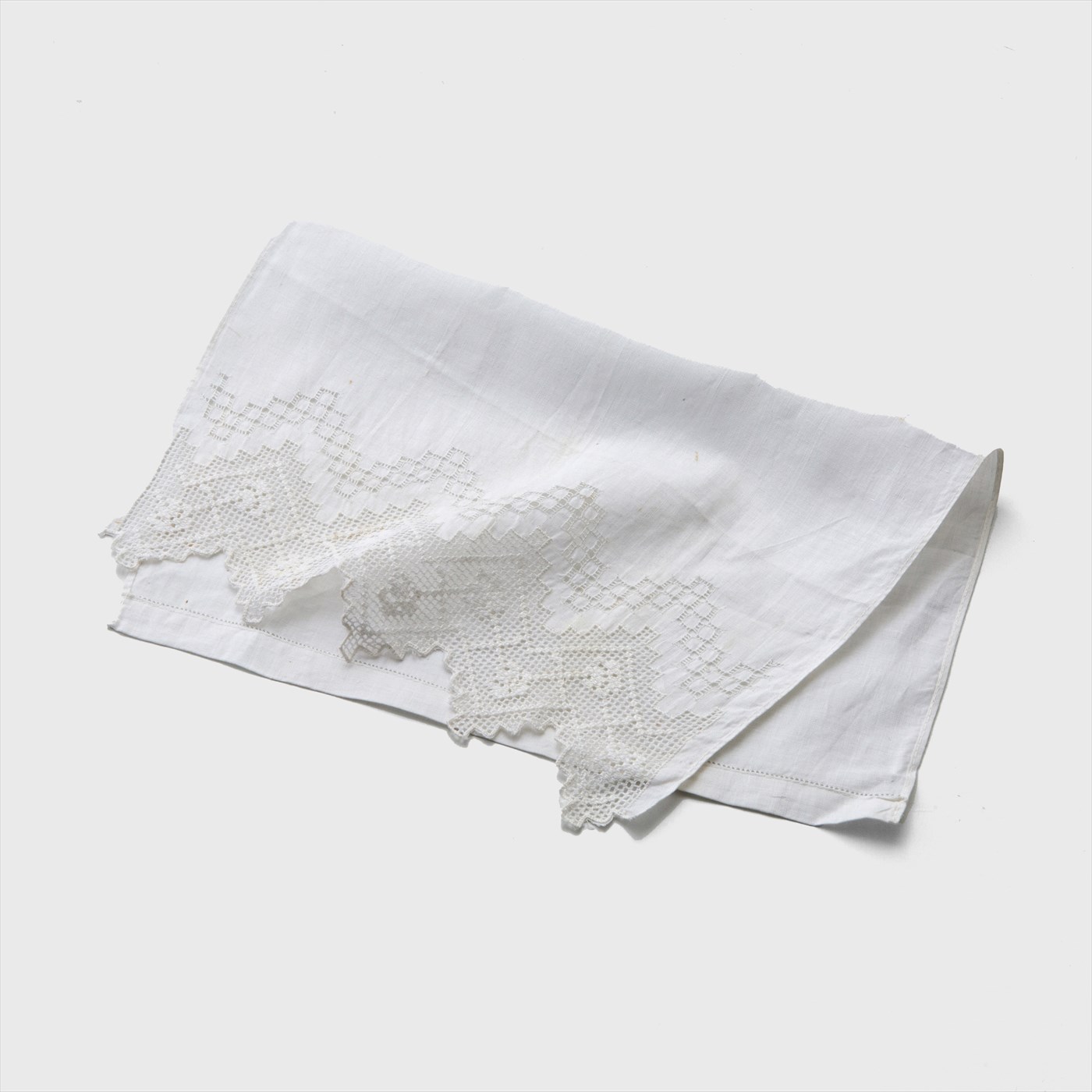 white edge lace cloth