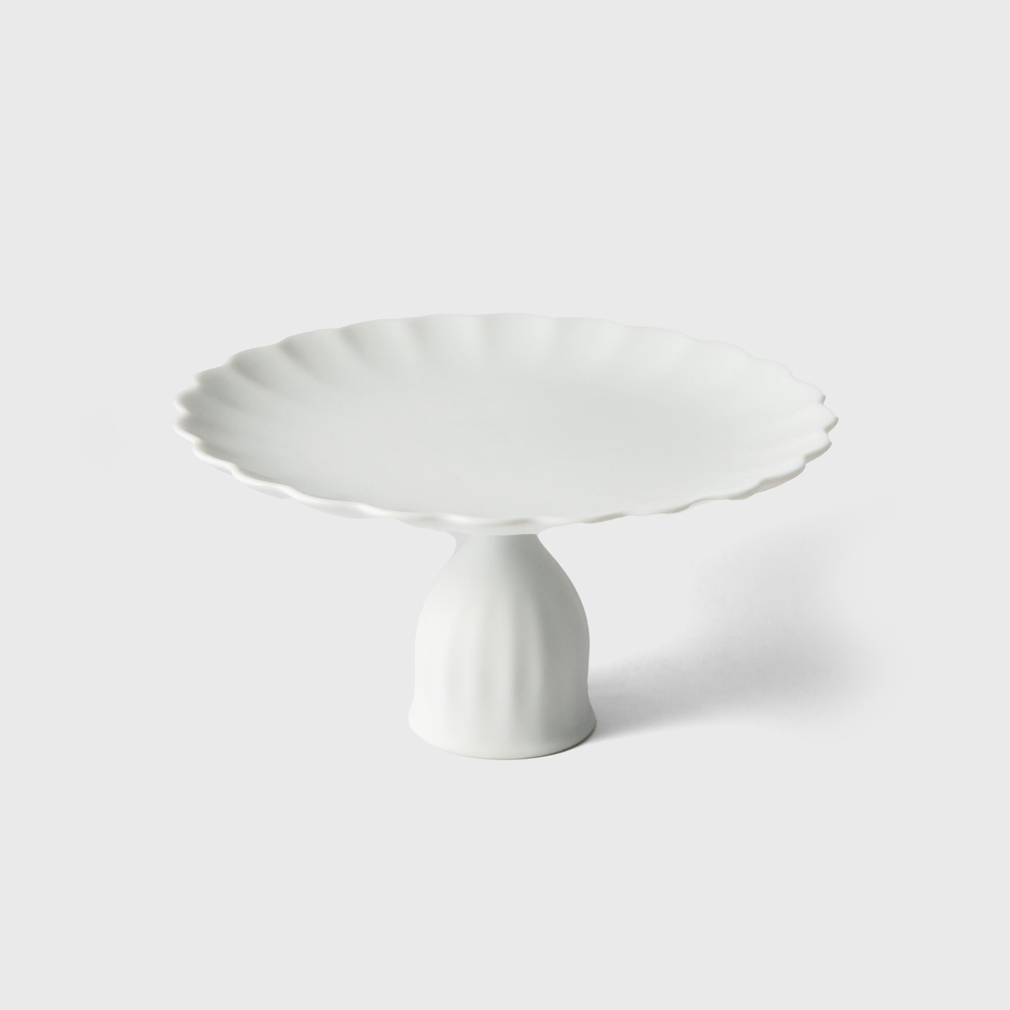 white cake stand