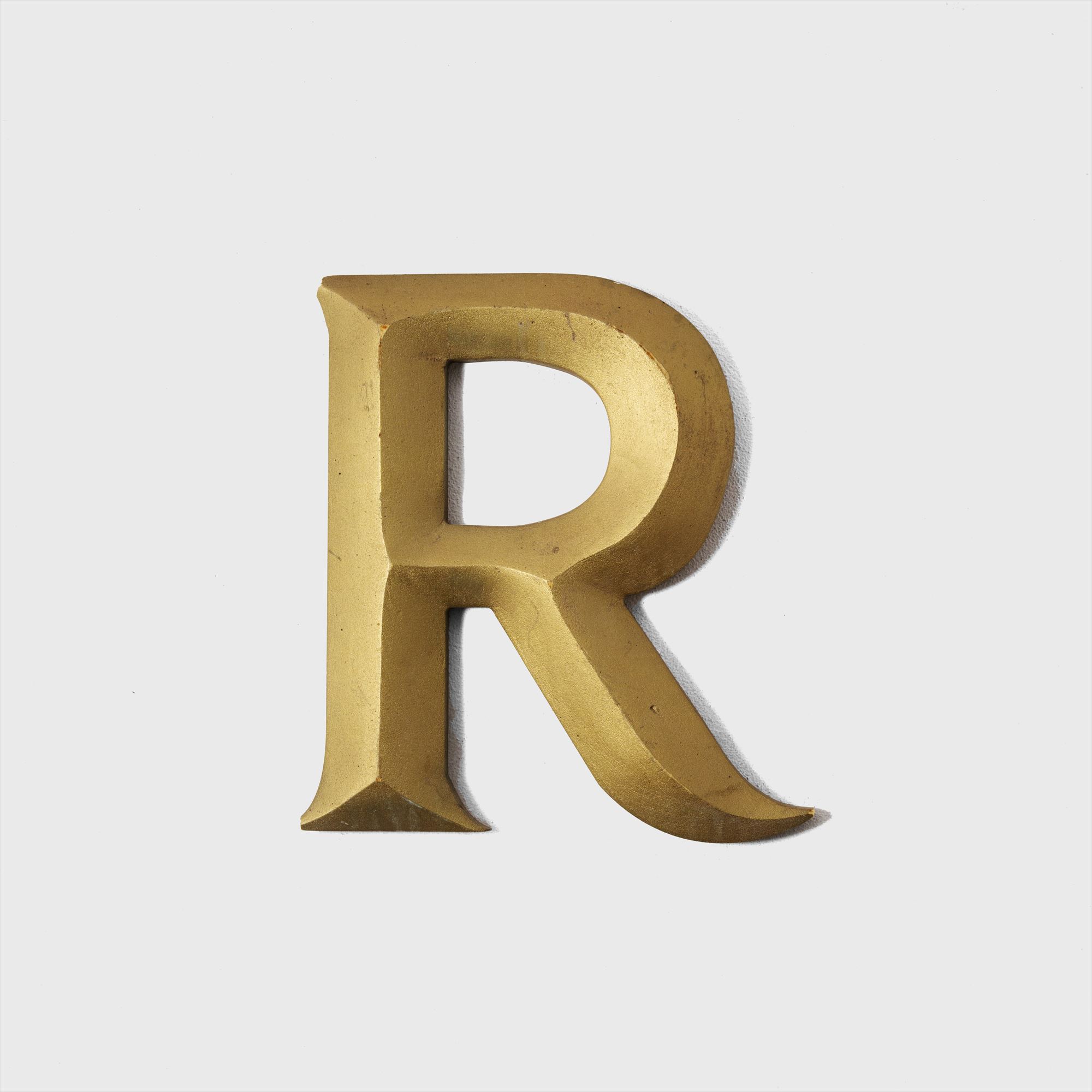 letter gold "R"