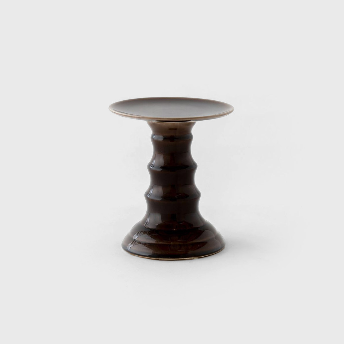 brown cake stand